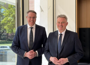 Zeigten sich am Donnerstag bei der Vorstellung des Koalitionsvertrages in Mainz geeint: Noch-Ministerpräsident Alexander Schweitzer (SPD, links) und der designierte neue MP Gordon Schnieder (CDU). - Foto: gik