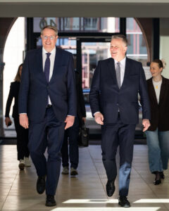 Zeigten sich am Mittwoch in Mainz gut gelaunt: Noch-Ministerpräsident Alexander Schweitzer (SPD, links) und der wahrscheinlich neue Ministerpräsident Gordon Schnieder (CDU, rechts). - Foto: Lukas Görlach (via CDU RLP) 