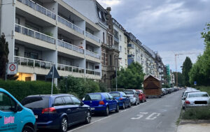 Auch die Taunusstraße am Rheinufer ist ein Beispiel für hohen Parkdruck, in der Einbahnstraße darf allerdings auch auf der linken Seite geparkt werden. - Foto: gik