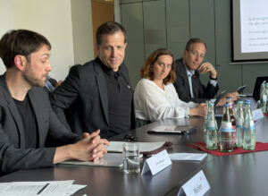 Die Stadtspitze bei der Vorstellung des Wohnungsmarktberichtes 2025, von links: Simon Wieland (Regio Kontext GmbH), OB Nino Haase (parteilos), Sozialdezernentin Jana Schmöller 8SPD), Baudezernent Ludwig Holle (CDU). - Foto: gik
