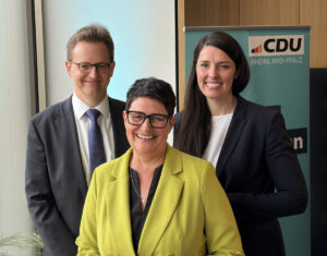 Die designierte Ministerin für Landwirtschaft, Weinbau und Umwelt, Christine Schneider (Mitte) mit den designierten Staatssekretären Michael Mätzig und Kristina Brixius. - Foto: gik