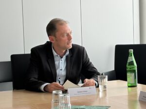 Ein nachdenklicher Finanzdezernent Daniel Köbler bei seiner Bilanz der ersten 100 Tage. - Foto: gik