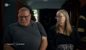 Udo und Frauke Kraatz in dem Film "Ein Tag im Juli", die Eltern verloren in der Flutnacht ihre Tochter, die Feuerwehrfrau Katharina Kraatz - und sprechen offen über ihr Leid, noch vier Jahre nach der Flut. - Film: Loopfilm/ZDF, Screenshot: gik 