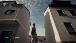 Sebastian Tetzlaff in der Lücke zwischen den beiden Häusern in Dernau, die es ihm unmöglich machte, in der Flutnacht seiner Ex-Schweigermutter zu Hilfe zu kommen. - Video: Loopfim/ZDF, Screenshot: gik