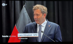 Finanzminister Lars Klingbeil reagierte auf die Schlappe der Bundesregierung am Rande eines Kanada-Besuchs. - Video: Heute Journal, Screenshot: gik 