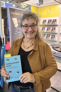 Mainz&-Chefin Gisela Kirschstein 2025 auf der Frankfurter Buchmesse mit ihrem Buch zur Flutkatastrophe im Ahrtal: Hinsehen, nah dran sein, Aufklären, Einordnen. - Foto: Mainz& 