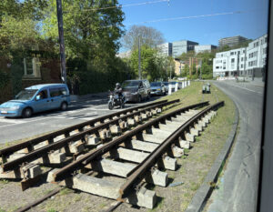 Einfach mal Gleise auf Schienen deponiert: So sah die Baustelle entlang der Straßenbahnlinie 52 in Zahlbach Monate hinweg aus. - Foto: gik