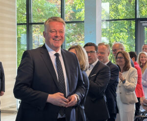 Wurde wiederholt mit minutenlangen Ovationen gefeiert: Wahlsieger und designierter Ministerpräsident Gordon Schnieder (CDU). - Foto: gik