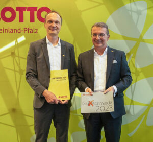 Der bisherige Lotto-Geschäftsführer Jürgen Häfner (SPD, rechts) bei der Übergabe des Geschäftsberichts von Lotto Rheinland-Pfalz 2023 an Finanz-Staatsekretär Stephan Weinberg. - Foto: Lotto RLP 