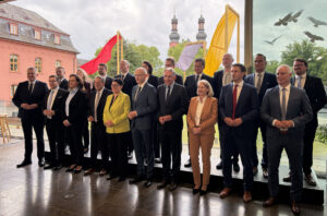 Die Regierungsmannschaft des designierten Ministerpräsidenten Gordon Schnieder (CDU, ganz links) mit den künftigen Ministern und Staatssekretären. - Foto: gik