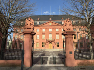 Das Deutschhaus, Sitz des rheinland-pfälzischen Landtags: Heute Ort eines historischen Machtwechsels. - Foto: gik