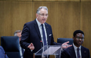 Der neue Landtagspräsident Matthias Lammert (CDU), neben ihm der neue Landtagsabgeordnete Raymond Höptner aus Ludwigshafen. - Foto: Landtag RLP