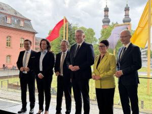 das sind die neuen Minister der CDU für Rheinland-Pfalz im Kabinett des designierten Ministerpräsidenten Gordon Schnieder (Mitte): Marcus Klein, Ute Eiling-Hütig, Achim Schwickert, Christine Schneider und Helmut Martin (von links). - Foto: gik