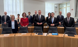 Da ist sie, die neue Regierung von Ministerpräsident Gordon Schnieder (CDU), auf der Regierungsbank im Mainzer Landtag. - Foto: gik