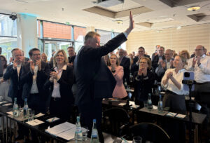Ovationen für den Wahlsieger Gordon Schnieder (CDU) am Samstag auf dem Landesparteiausschuss in Mainz-Finthen - gleich neben Schnieder. Bildungsexpertin Jenny Groß. - Foto: gik