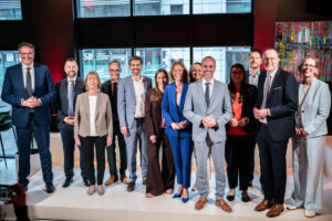 Die SPD-Regierungsmannschaft im neuen Kabinett von Gordon Schnieder. - Foto: SPD RLP