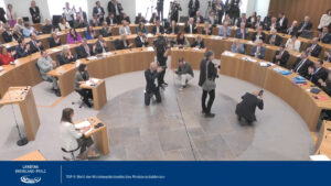 In den Reihen der SPD-Fraktion fiel der Beifall für den CDU-Mann Gordon Schnieder nach seiner Wahl auf manchem Platz eher spärlich aus. - Livestream: Landtag RLP, Screenshot: gik