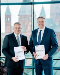 Der designierte Ministerpräsident Gordon Schnieder (CDU) und Noch-Ministerpräsident Alexander Schweitzer (SPD) mit dem unterzeichneten Vertragspapier für ihre Koalition. - Foto: CDU RLP 