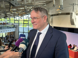 Der scheidende Ministerpräsident Alexander Schweitzer (SPD) beim Pressestatement nach dem Ja der SPD zum Koalitionsvertrag auf dem Parteitag in Nieder-Olm. - Foto: gik