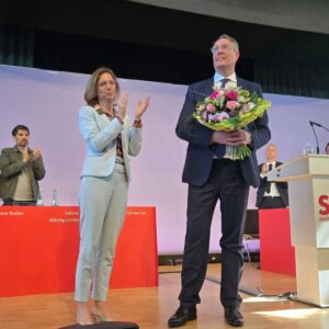 Stehende Ovationen für Noch-Ministerpräsident Alexander Schweitzer (SPD) am Samstag auf dem Parteitag der SPD in Nieder-Olm - trotz der Wahlniederlage am 22. März. - Foto: SPD RLP 