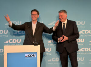 Strahlende Gesichter bei Jo Steiniger und Gordon Schnieder nach dem einstimmigen Ja des Kleinen CDU-Parteitags zum Koalitionsvertrag. - Foto: gik 