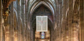 Größte gedruckte Bibelseite der Welt: Von Mainz nach Straßburg – Seite aus berühmter Gutenberg-Bibel im Straßburger Münster