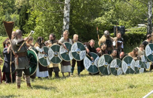Wikingergruppe "Freyas Töchter" am Samstag bei der Eröffnung des Mittelalter Spektakels in Wiesbaden-Biebrich. - Foto: gik 