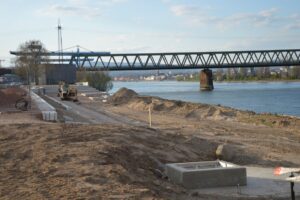 Das Baugelände am nördlichen Ende der Nordmole im Mainzer Zollhafen im April 2025: Hier sollen Treppenstufen zum Rhein, ein "Wäldchen" sowie eben die neue Nordmole oben auf dem nördlichen Ende entstehen. - Foto: gik