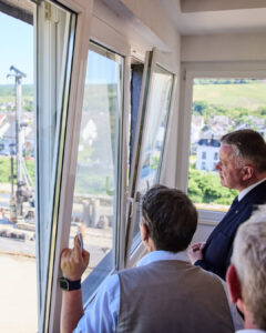 Ministerpräsident Gordon Schnieder am 26. Mai 2026 bei seinem Besuch im Ahrtal. - Foto: Staatskanzlei RLP