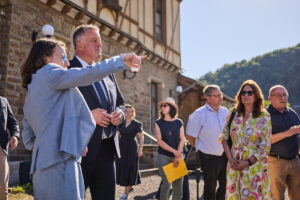 Ministerpräsident Gordon Schnieder am 26. Mai 2026 bei seinem Besuch im Ahrtal, hier in Mayschoß mit Landrätin Cornelia Weigand (parteilos). - Foto: Staatskanzlei RLP