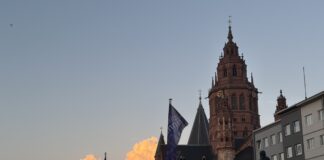 Mainz feiert friedliche und heiße Johannisnacht: Stadtfest leidet unter Hitze und Fußball – Vorfälle mit ungenehmigten Drohnenflügen