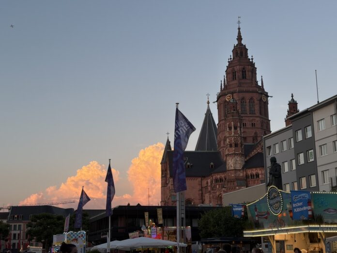 Mainz feiert friedliche und heiße Johannisnacht: Stadtfest leidet unter Hitze und Fußball – Vorfälle mit ungenehmigten Drohnenflügen