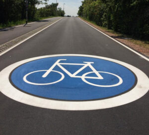 Verkehrszeichen für eine Fahrradstraße auf dem Boden: Nun soll die Hintere Bleiche Fahrradstraße werden. - Foto: Stadt Mainz