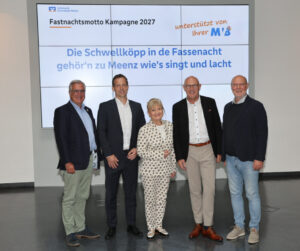 Da isses, das neue Fastnachtsmotto für 2027! Im Vordergrund (von links): MCV-Präsident Hannsgeorg Schönig OB Nino Haase (parteilos), Margit Sponheimer, Volksbank-Chef Uwe Abel und MCV-Pressesprecher Michael Bonewitz. - Foto: MCV