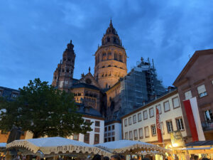 Wunderschöne Sommernächte am Mainzer Leichhof, im Weindorf der Winzer zur Füßen des Doms. - Foto: gik