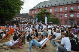 Public Viewing im Schlossbiergarten in Mainz bei der Fußball-EM 2024. - Foto: gik