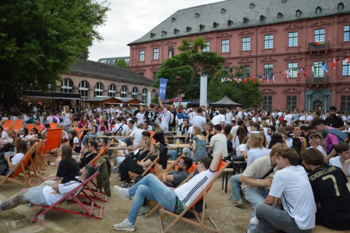 Public Viewing zum Deutschlandspiel? – Stadt Mainz ändert kurzfristig Regeln: Sondergenehmigungen für Biergärten möglich