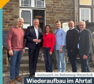 Gordon Schnieder (2. von links) am 12. März 2026 beim Besuch am Bahnhof in Mayschoß und der Initiative von Torsten Rech, mit Guido Orthen (ganz rechts). - Foto: CDU RLP/Guido Orthen