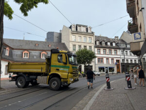 Die Sicherheitsvorkehrungen rund um das Fest sind scharf, jede Zufahrtsstraße war mit Lkws und Pollern blockiert. - Foto: gik