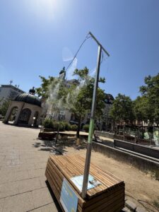 Sprühnebelanlage auf dem Kochbrunnenplatz in Wiesbaden. - Foto: Stadt Wiesbaden 