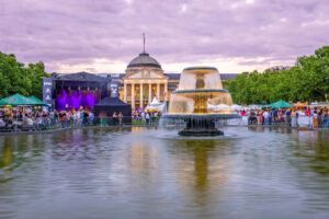 Das Theatrium in Wiesbaden findet rund um das Kurhaus statt. - Foto: Stadt Wiesbaden/ David Vasicek