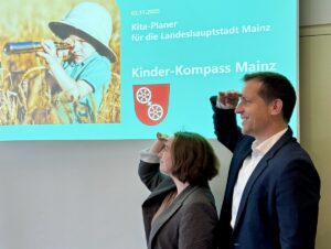 Vorstellung der Plattform "Kinder Kompass" der Stadt Mainz im November 2025 mit OB Nino Haase (parteilos) und Sozialdezernentin Jana Schmöller (SPD). - Foto: Stadt Mainz