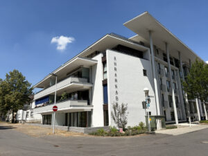 Schmucker Neubau direkt an der Ahr: Die Ahrarkaden in Bad Neuenahr. - Foto: gik
