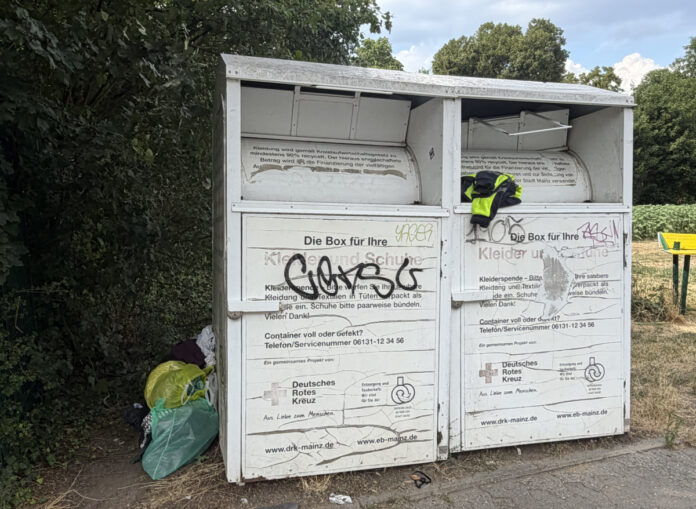 Überfüllte Altkleidercontainer in Mainz: Abfuhr stockt – KAW Mainz-Bingen bittet: Altkleider später entsorgen