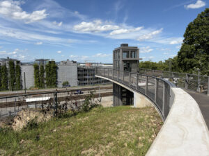 Der neue Aufzug direkt neben dem antiken Bühnentheater von Mainz soll die Oberstadt mit dem Bahnhof "Römisches Theater" verbinden - wenn der denn geht. - Foto: gik
