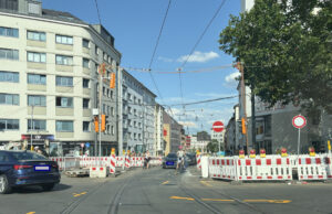 Die Binger Straße bleibt vorerst ein Nadelöhr, die Zufahrt von der Alicenbrücke weiter nicht möglich. - Foto: gik