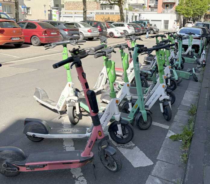 Unfälle mit E-Scootern stark gestiegen: 38 Tote bei Unfällen, einer davon in Mainz – TÜV fordert baulich getrennte Wege für Rad und Scooter