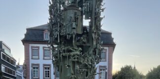 Protest gegen Gaskraftwerk in Mainz: Aktivisten färben mehrere Mainzer Brunnen grün und werfen OB Haase „Greenwashing“ vor