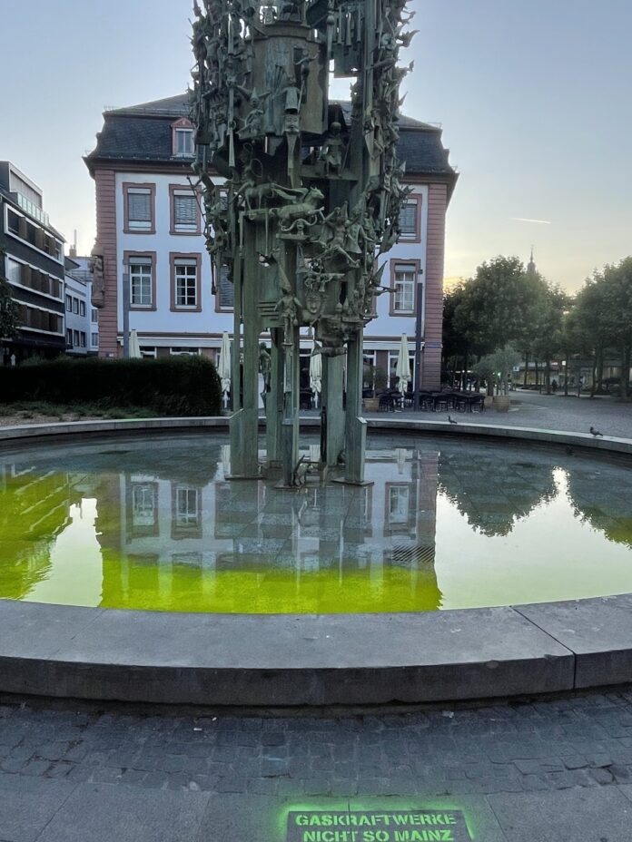 Protest gegen Gaskraftwerk in Mainz: Aktivisten färben mehrere Mainzer Brunnen grün und werfen OB Haase „Greenwashing“ vor