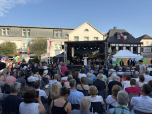 Der volle Marktplatz von Ahrweiler während der Gedenkveranstaltung zum 5. Jahrestag der Flutkatastrophe im Ahrtal. - Foto: gik